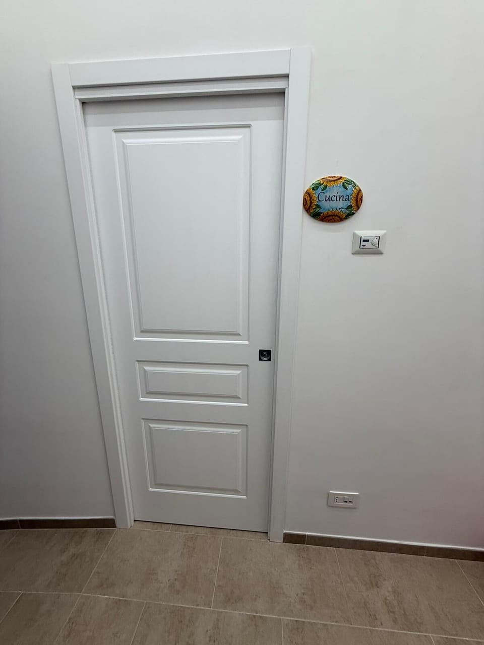 Fridge, oven, stovetop, cookware/dishes/utensils