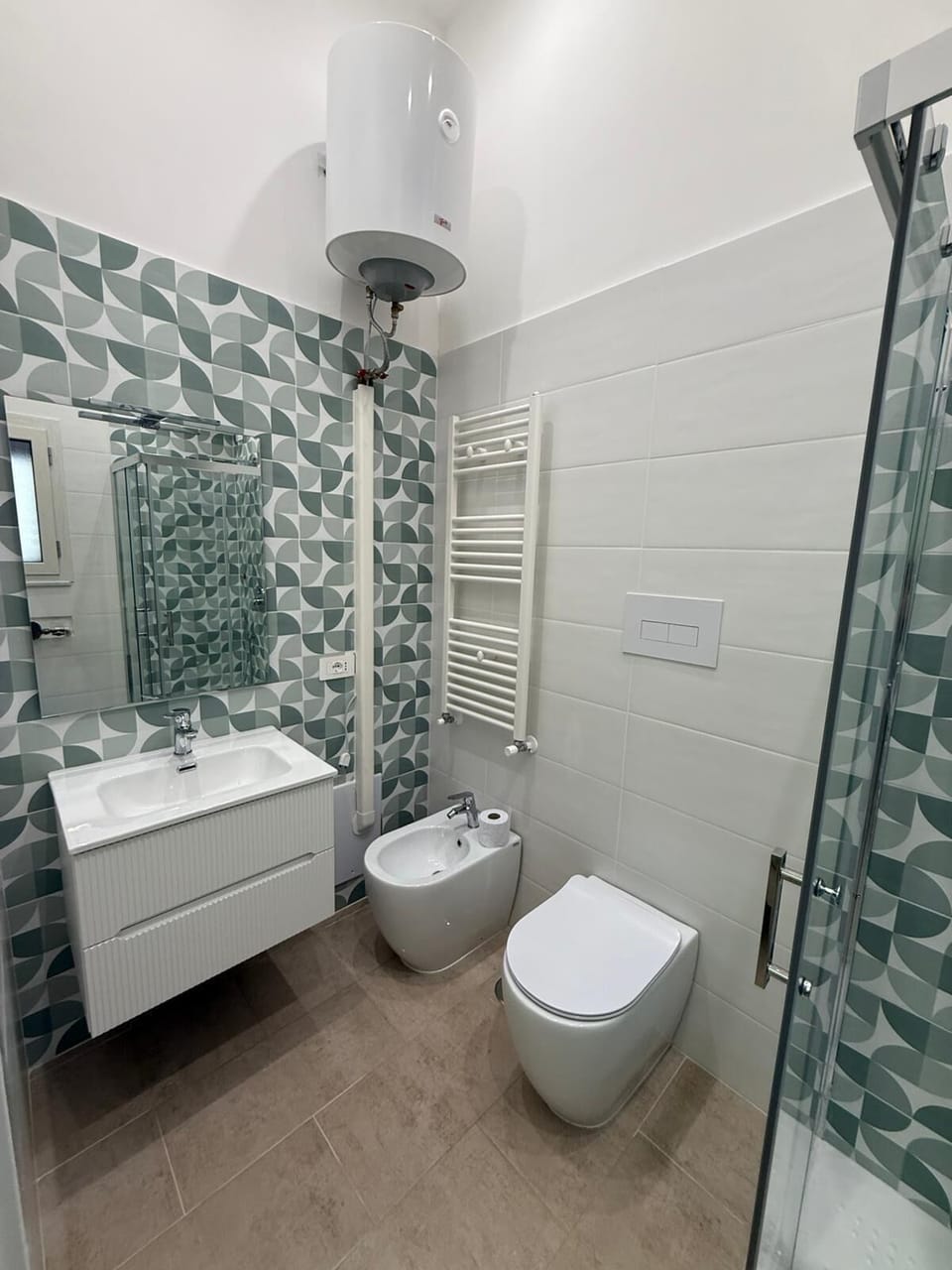 Classic Room | Bathroom | Shower, hair dryer, bidet, towels
