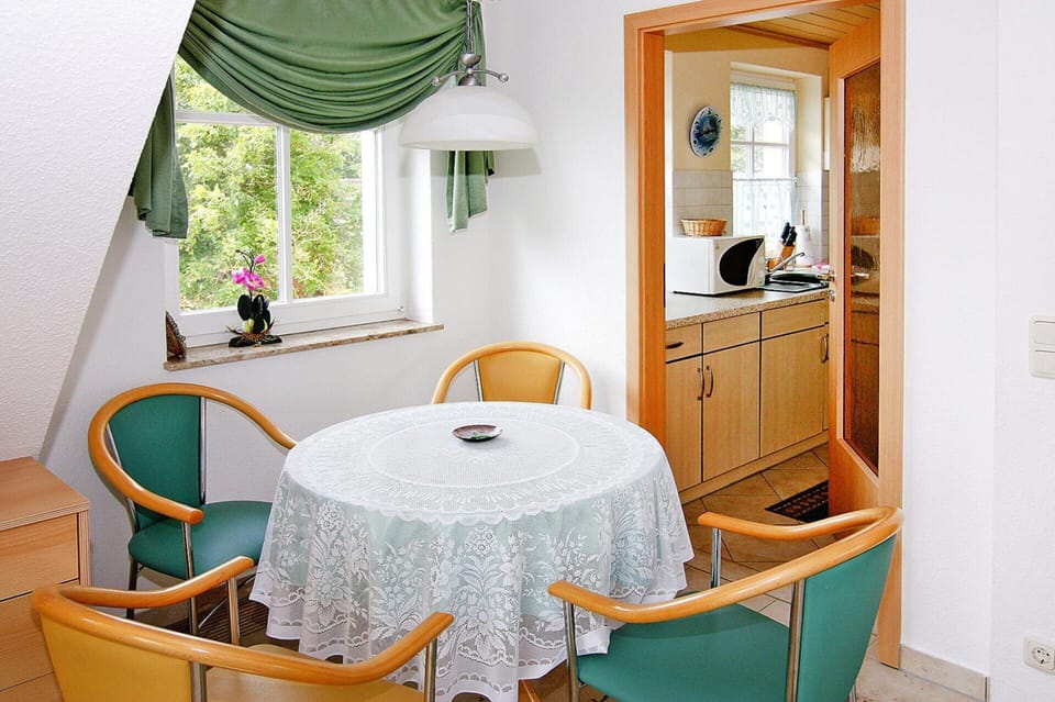 Classic Apartment, 2 Bedrooms | Dining