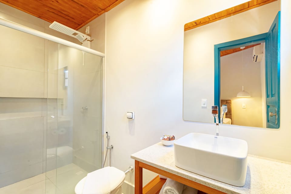 Superior Suite, Garden View | Bathroom | Shower, free toiletries, towels, soap