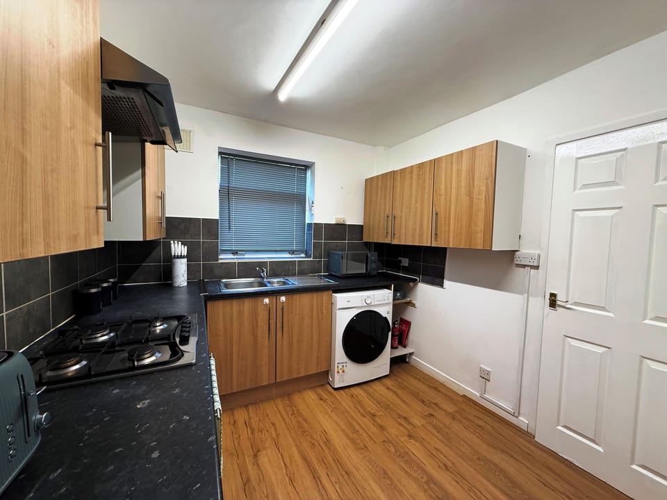 House, 3 Bedrooms, Patio, Garden View | Private kitchen | Fridge, microwave, oven, stovetop