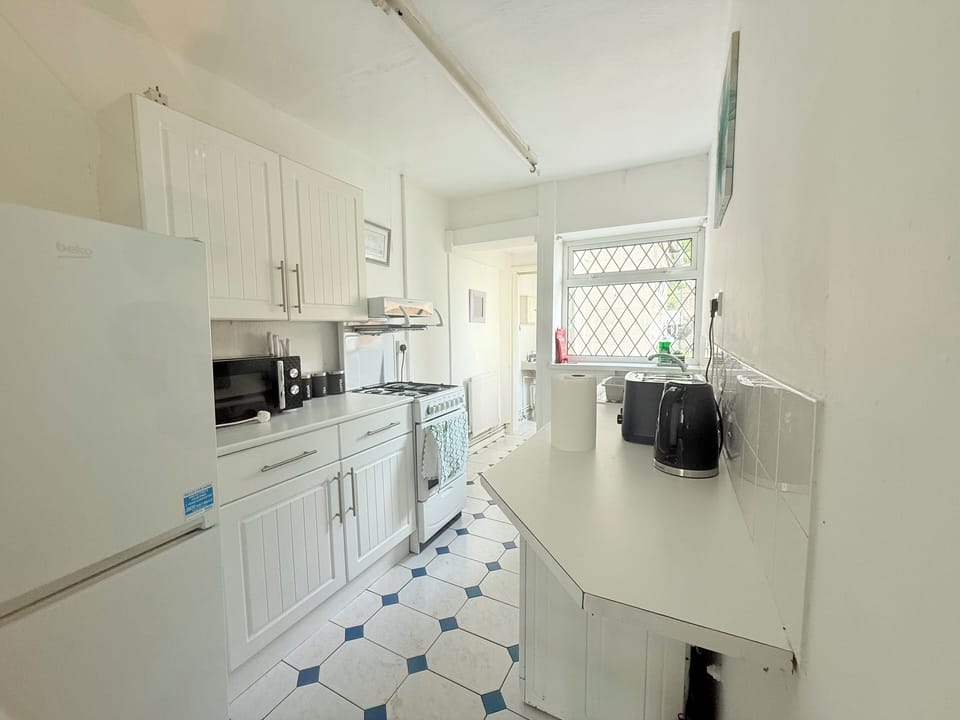 House, 4 Bedrooms, Kitchen, Garden View | Private kitchen | Full-size fridge, microwave, oven, stovetop