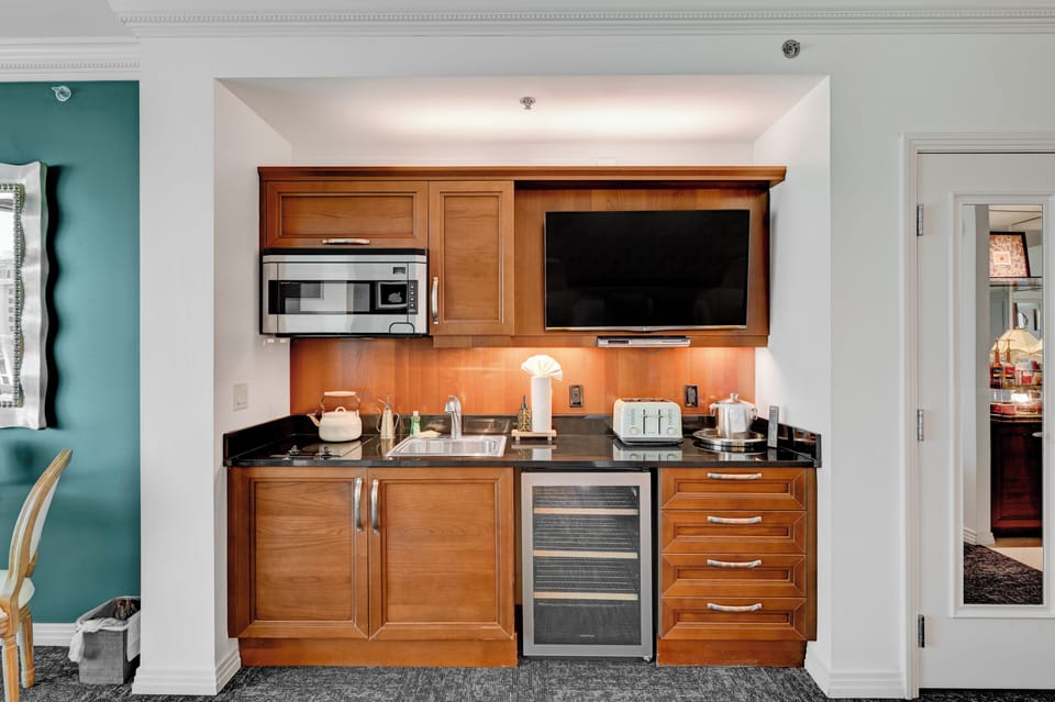 Luxury Studio Suite, Kitchenette, City View | Private kitchen | Mini-fridge, microwave, stovetop, coffee/tea maker