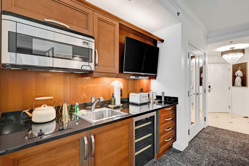 Luxury Studio Suite, Kitchenette, City View | Private kitchen | Mini-fridge, microwave, stovetop, coffee/tea maker