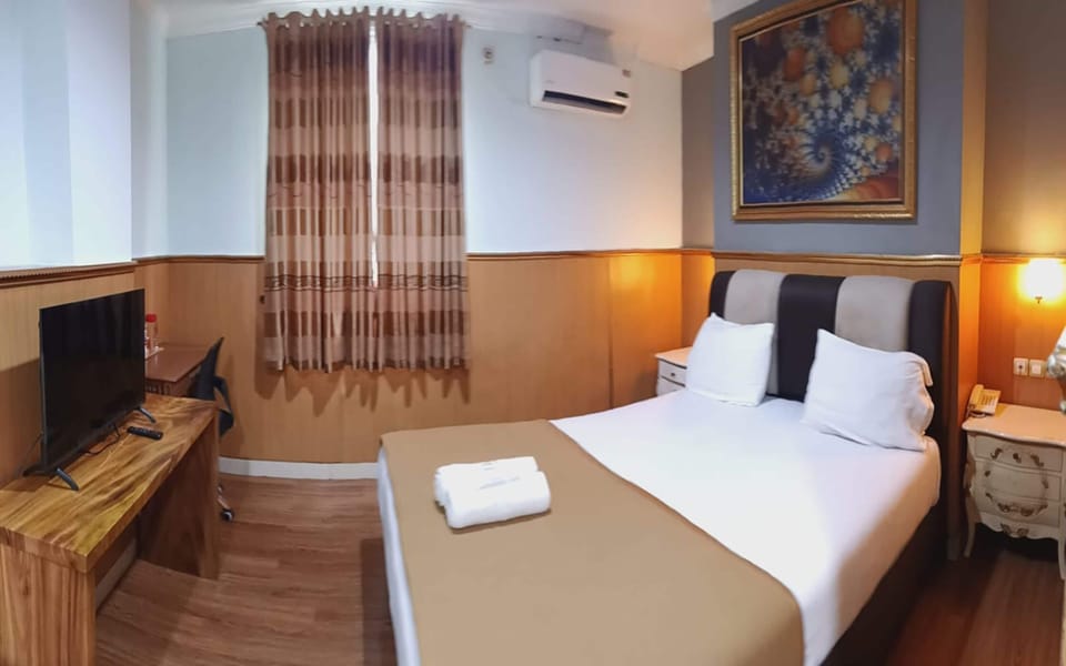 Business Room, 1 Queen Bed | In-room safe, desk, soundproofing