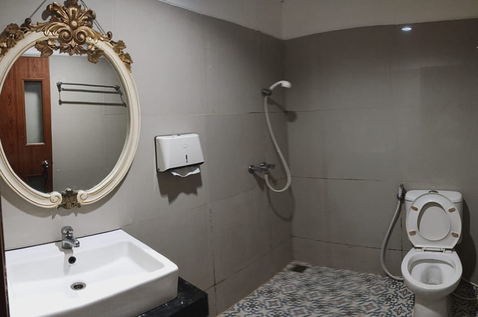 Standard Room, 1 Bedroom | Bathroom | Shower, free toiletries, slippers, towels