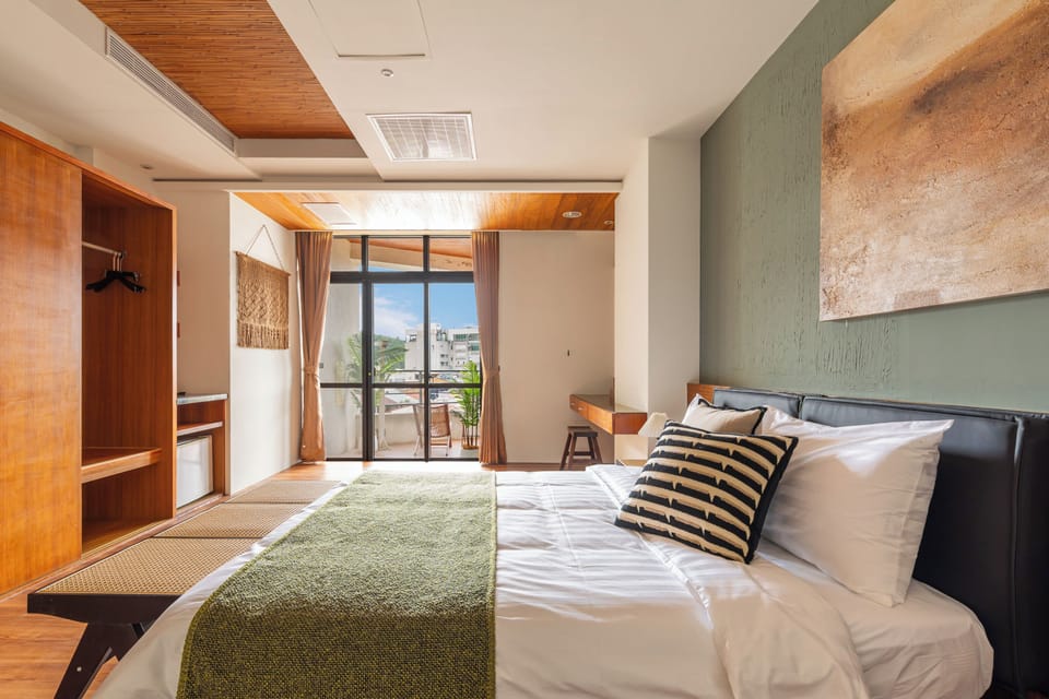 Deluxe double room with balcony | Blackout drapes, free WiFi, bed sheets