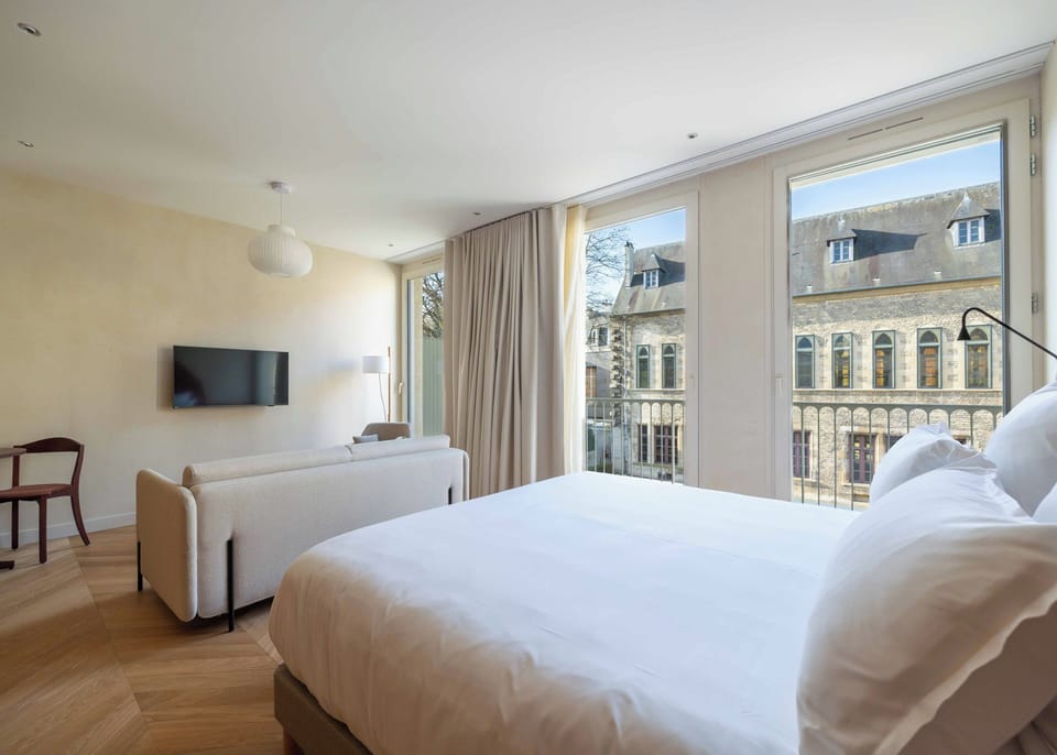 Executive Double or Twin Room, Balcony, Courtyard View | Minibar, in-room safe, desk, free WiFi