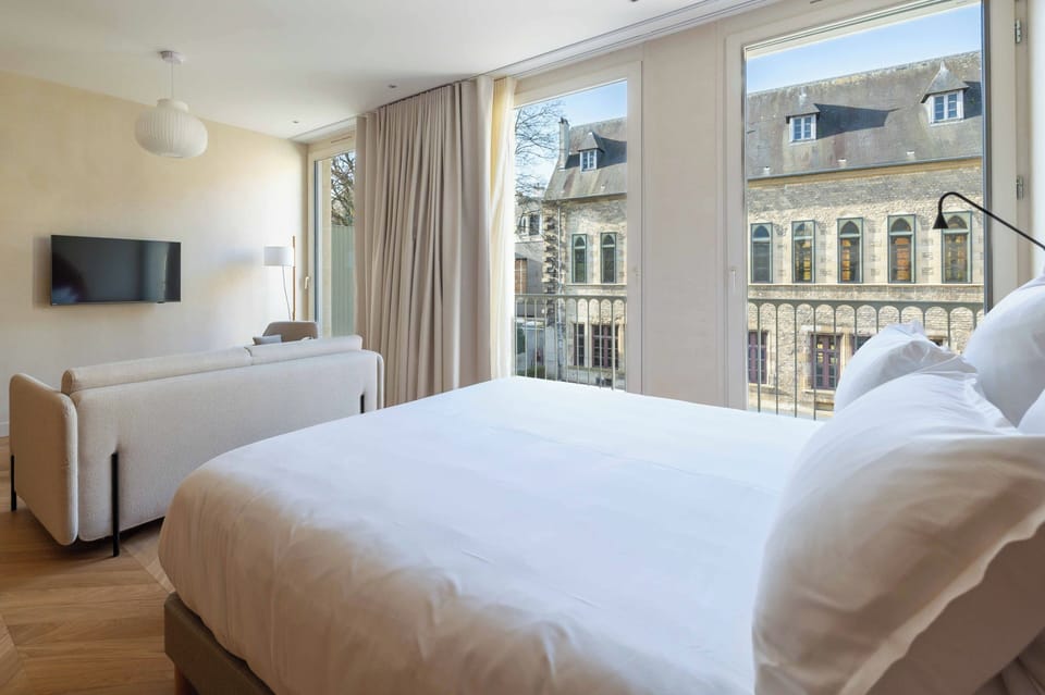Executive Double or Twin Room, Balcony, Courtyard View | Minibar, in-room safe, desk, free WiFi