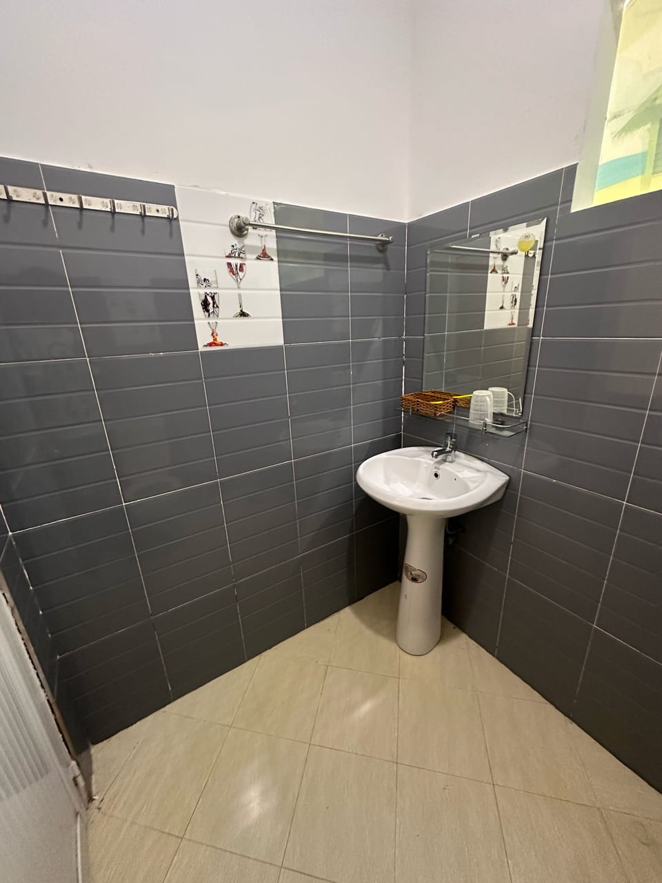 Combined shower/tub, towels, soap, shampoo