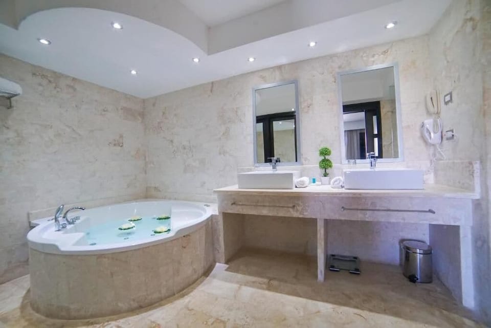 Superior Suite, Balcony | Bathroom | Free toiletries, hair dryer, bathrobes, towels