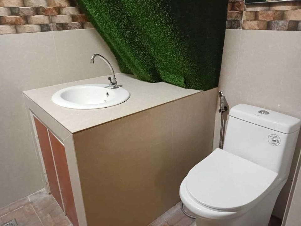 Deluxe Studio Suite | Bathroom | Shower, bidet, towels, soap