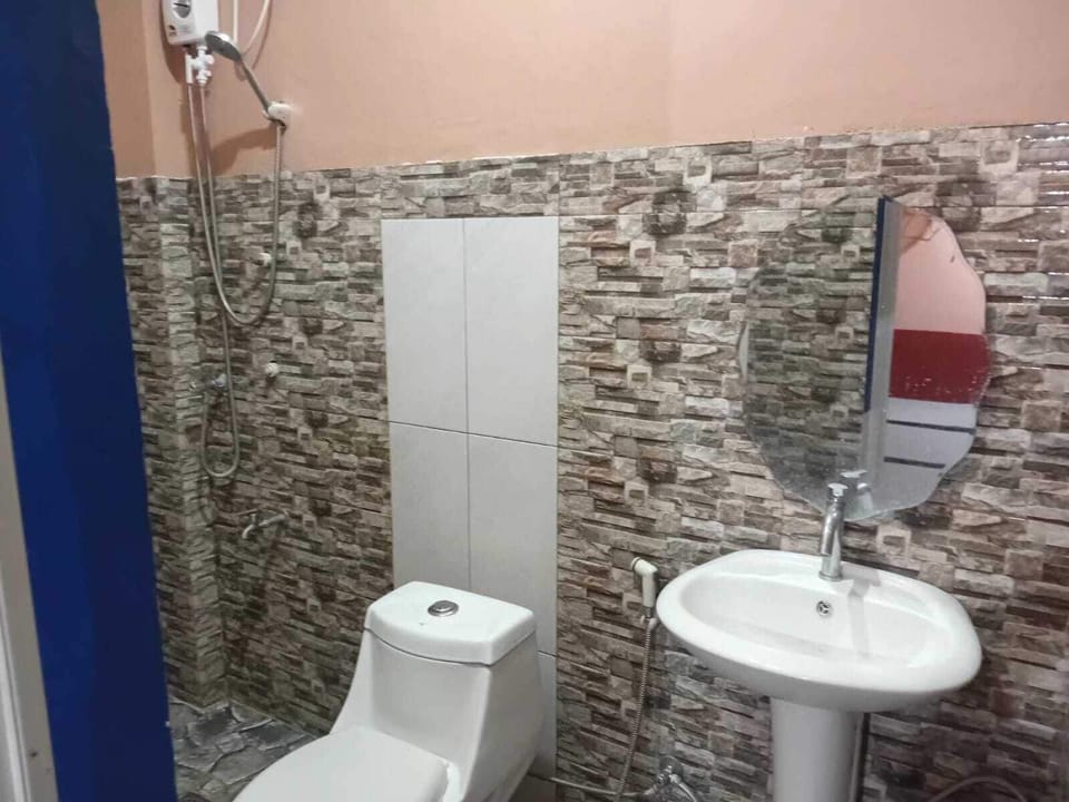 Deluxe Double Room | Bathroom | Shower, bidet, towels, soap