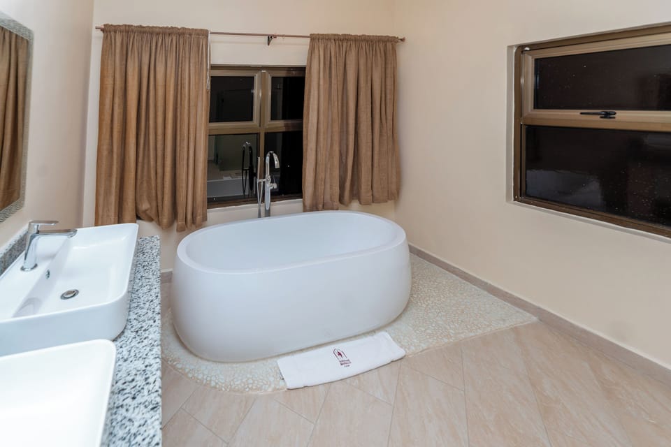 Luxury Cabin, Balcony, Mountain View | Bathroom | Bathrobes, towels, soap, shampoo