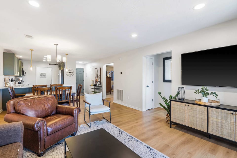 Condo, Multiple Beds, Balcony, Garden View (Avondale Hideaway) | Living area