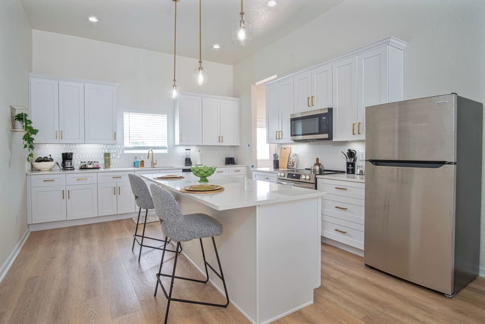 Apartment (3 Bedrooms) | Private kitchen | Microwave, oven, coffee/tea maker, dining tables