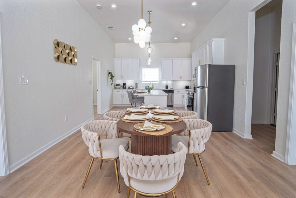 Apartment (3 Bedrooms) | Dining room