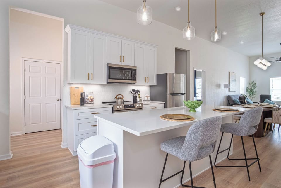 Apartment (3 Bedrooms) | Private kitchen | Microwave, oven, coffee/tea maker, dining tables