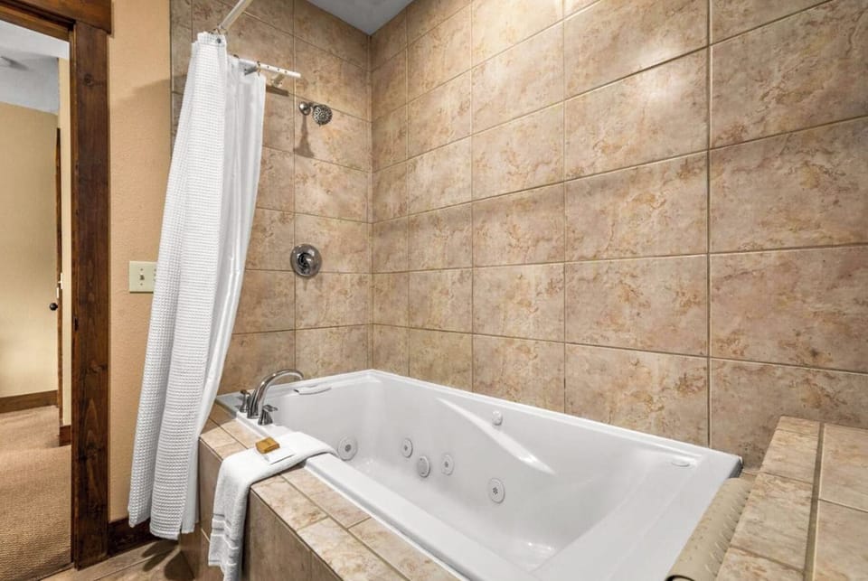 Izaak King w/ River View & Vaulted Ceilings | Bathroom | Free toiletries, hair dryer, towels, soap