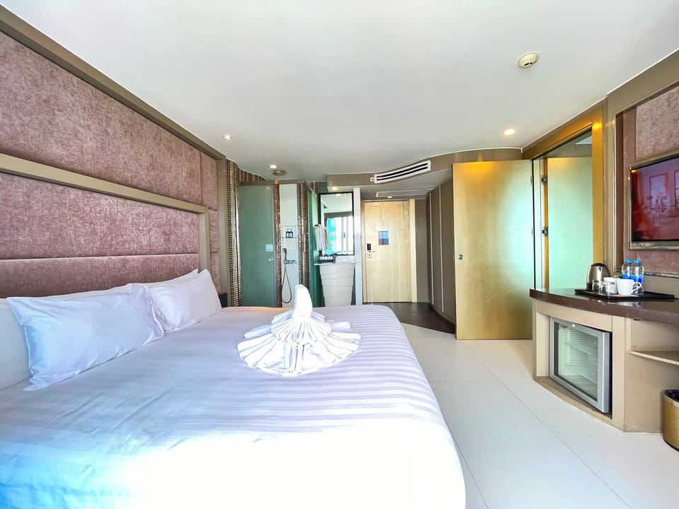 Deluxe Double Room, City View | Laptop workspace, free WiFi