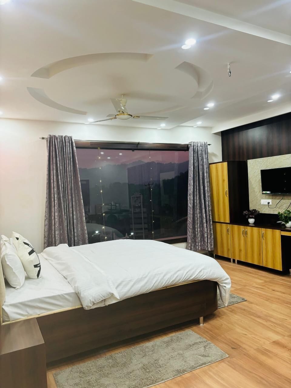 Comfort Suite, Balcony, Mountain View | Bathroom | Shower, slippers, towels, soap