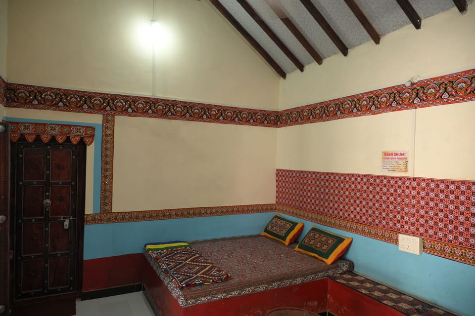 Family Room | Desk, laptop workspace, free WiFi, bed sheets