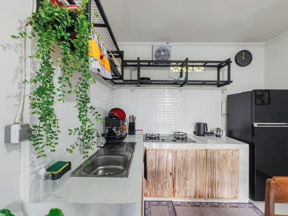 Deluxe Room | Shared kitchen | Fridge, stovetop, cookware/dishes/utensils