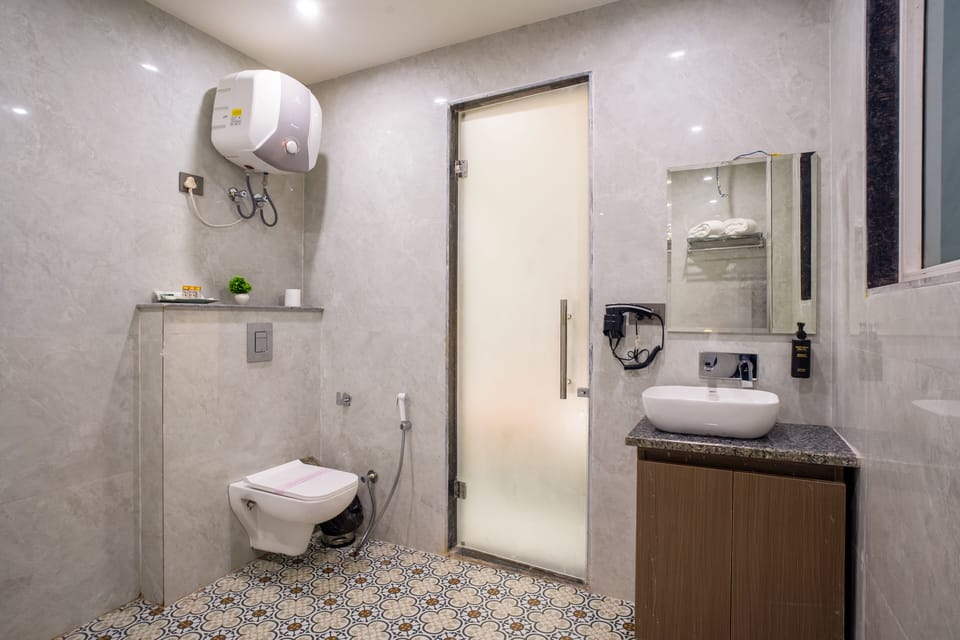 Deluxe Double Room, City View | Bathroom | Free toiletries, hair dryer, slippers, towels