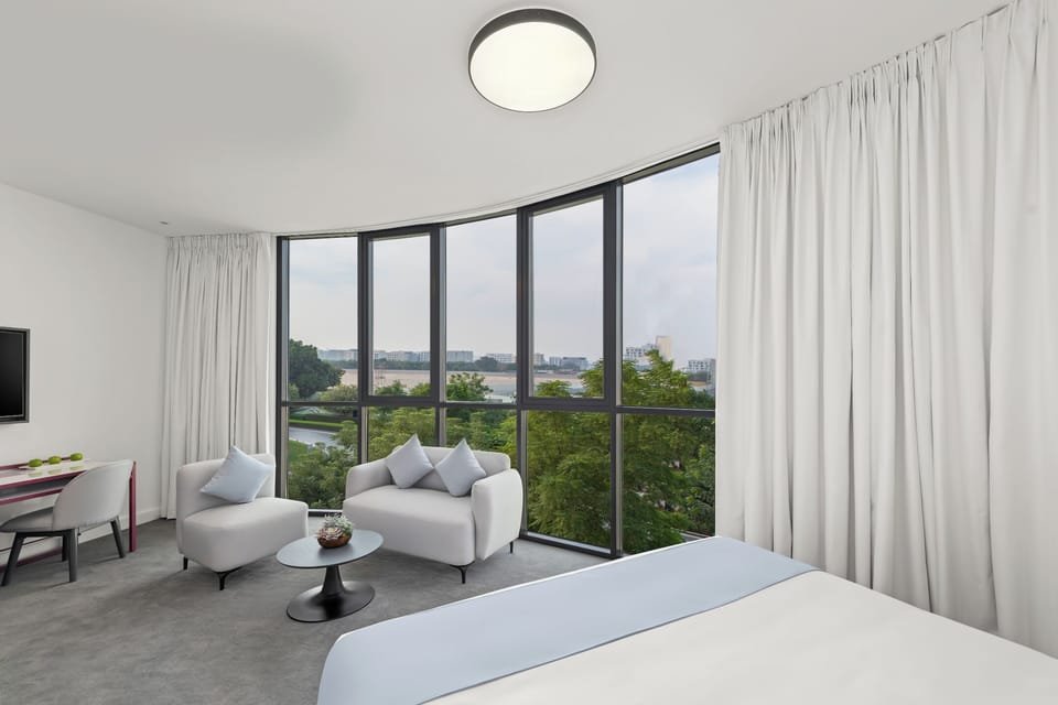 Signature Room | In-room safe, desk, laptop workspace, iron/ironing board
