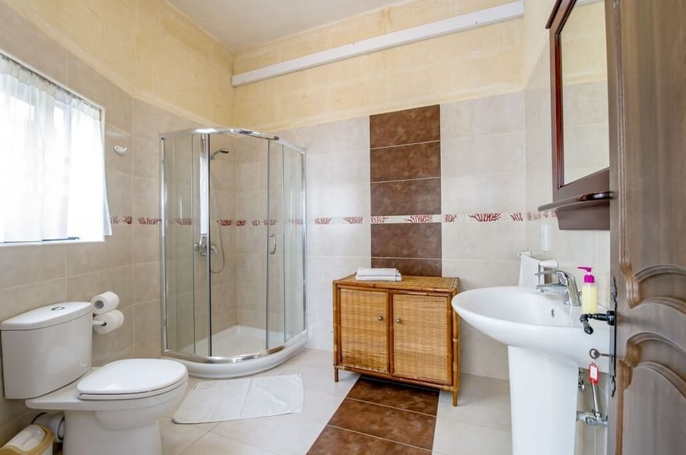 Classic Double Room, Balcony | Bathroom | Hair dryer, towels, soap, shampoo