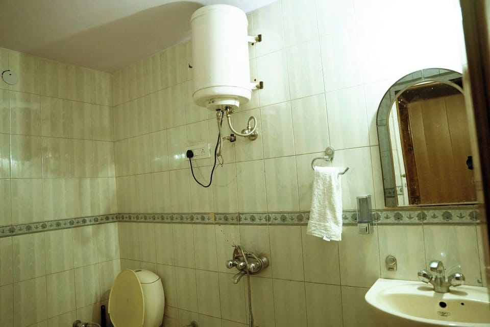 Family Room | Bathroom | Shower, free toiletries, towels, soap