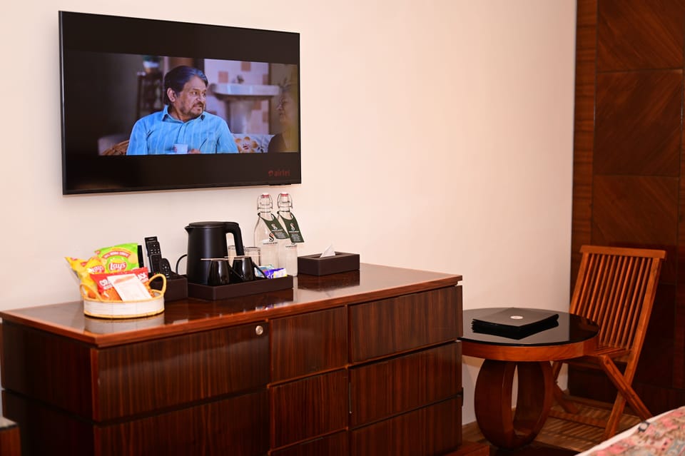 Luxury Room, 1 King Bed | Room amenity