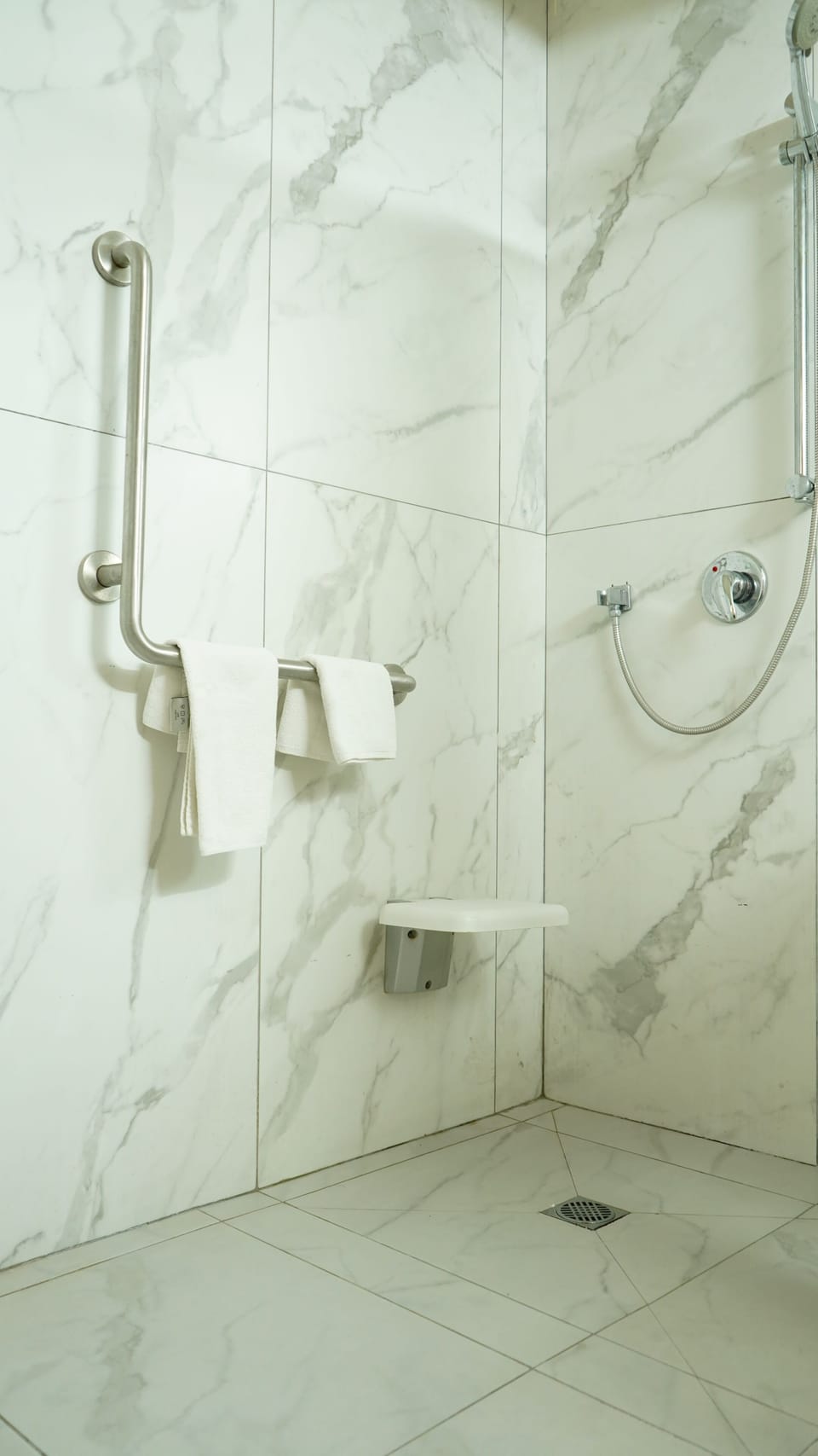 Classic Double or Twin Room | Bathroom