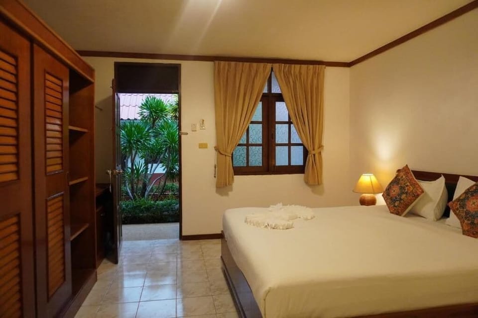 Deluxe Double Room, Balcony, Courtyard View | In-room safe, desk, laptop workspace, free WiFi