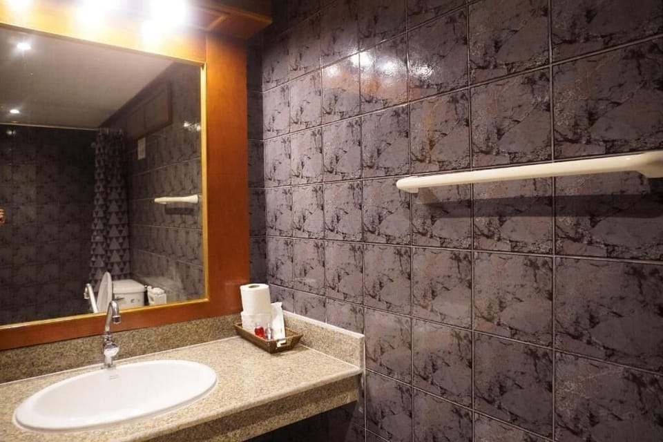 Deluxe Double Room, Balcony, Courtyard View | Bathroom | Shower, free toiletries, hair dryer, towels