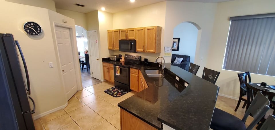 House, 4 Bedrooms | Private kitchen | Coffee/tea maker, fridge, oven, toaster