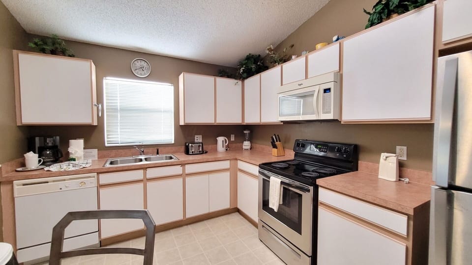 House, 4 Bedrooms | Private kitchen | Coffee/tea maker, fridge, oven, toaster