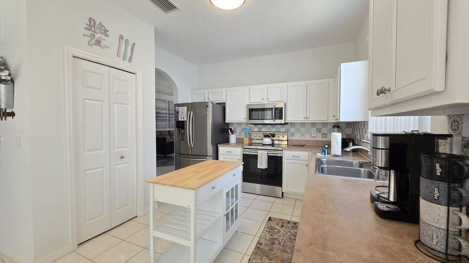 House, 4 Bedrooms | Private kitchen | Fridge, oven, coffee/tea maker, toaster
