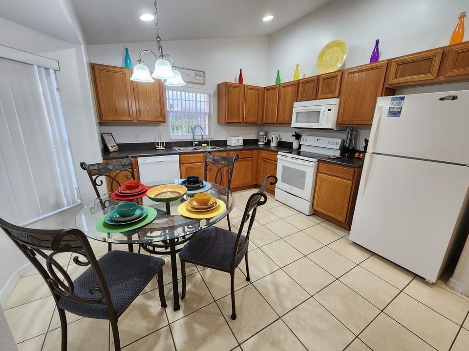 House, 4 Bedrooms | Private kitchen | Coffee/tea maker, fridge, oven, toaster