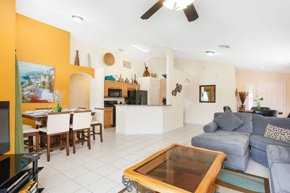 House, 4 Bedrooms | Living area