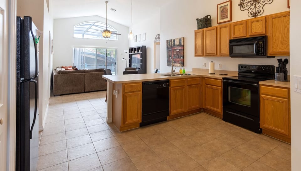 House, 4 Bedrooms | Private kitchen | Fridge, oven, coffee/tea maker, toaster