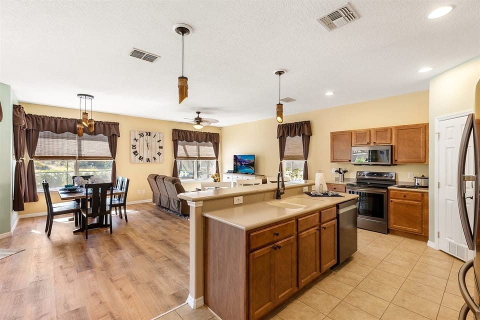 House, 4 Bedrooms | Private kitchen | Fridge, oven, coffee/tea maker, toaster