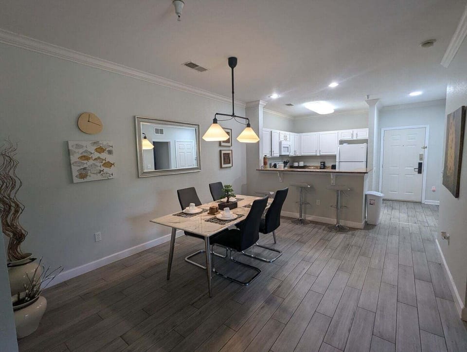 Condo, 2 Bedrooms | Dining