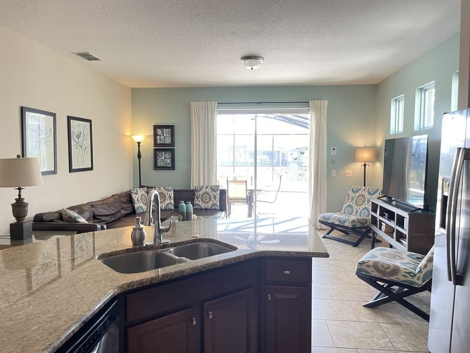 House, 5 Bedrooms | Living area | Smart TV