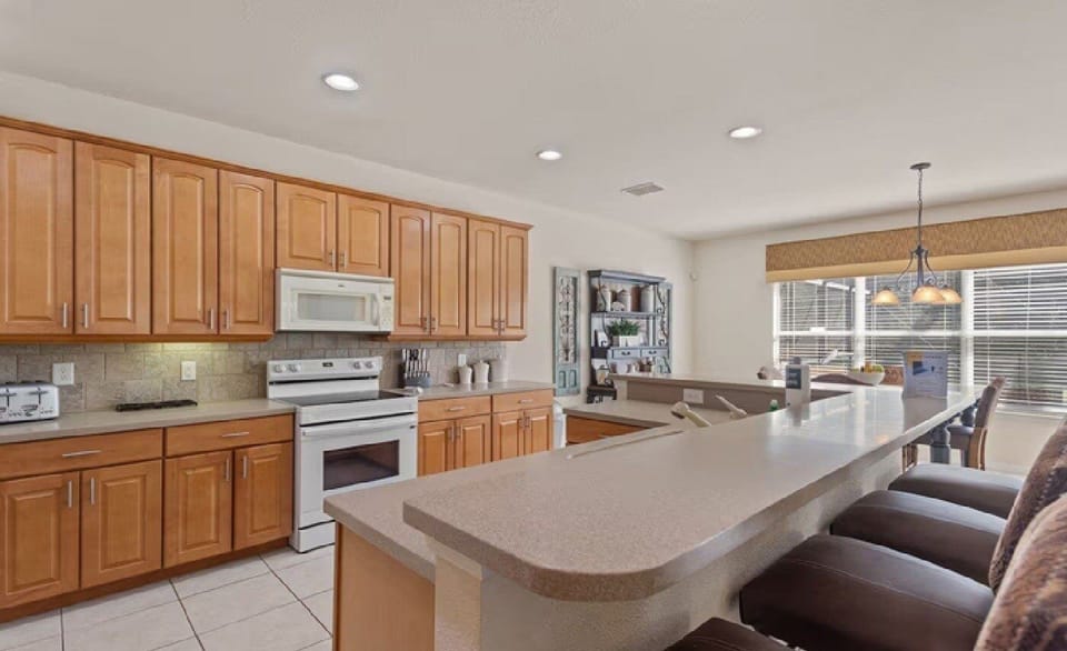House, 5 Bedrooms | Private kitchen | Fridge, oven, coffee/tea maker, toaster