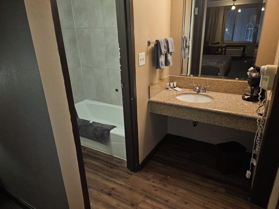 Economy Double Room | Individually decorated, individually furnished, desk, laptop workspace