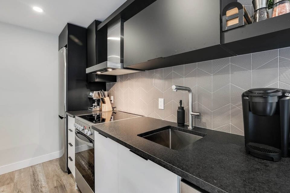 Apartment, Balcony, Mountain View | Private kitchen | Fridge, microwave, oven, stovetop