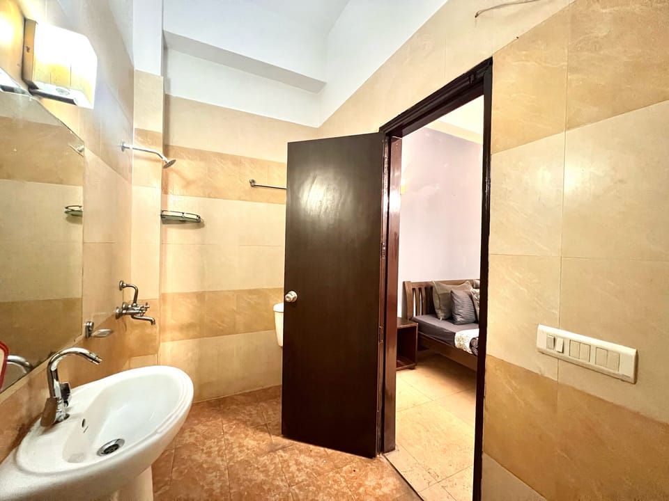 Classic Triple Room, Balcony, City View | Bathroom