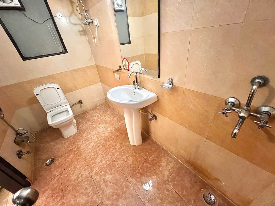 Classic Triple Room, Balcony, City View | Bathroom