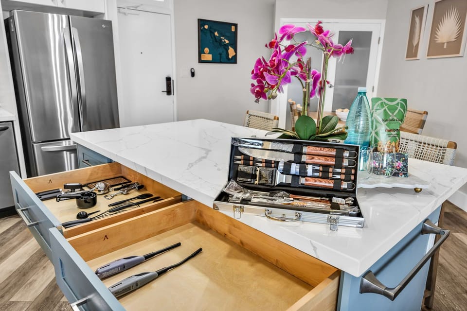 Luxury Condo, Air conditioning, Partial Ocean View | Interior